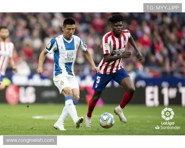 右路要球无人接应 乌加特失误转移直出底线引热议比赛瞬间解读战术选择之争